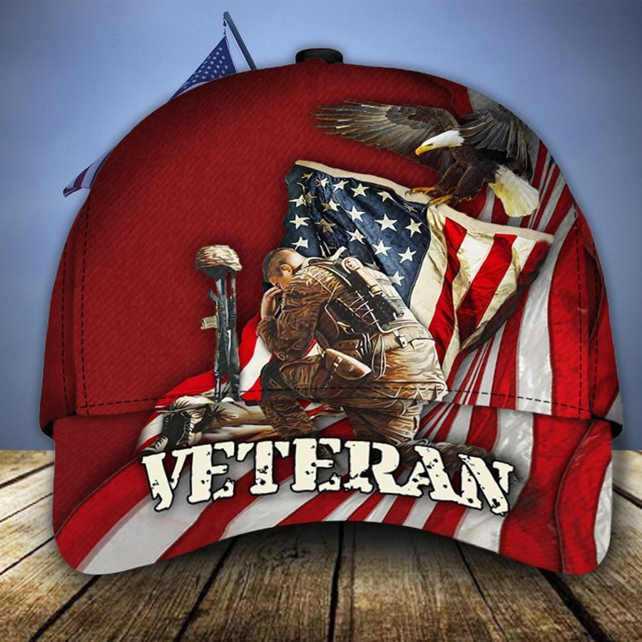 Eagle With American Flag Soldier Kneeling Before Battlefield Cross Veterans Day Classic Cap